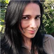 Educadora de párvulos imparte clases presenciales y online